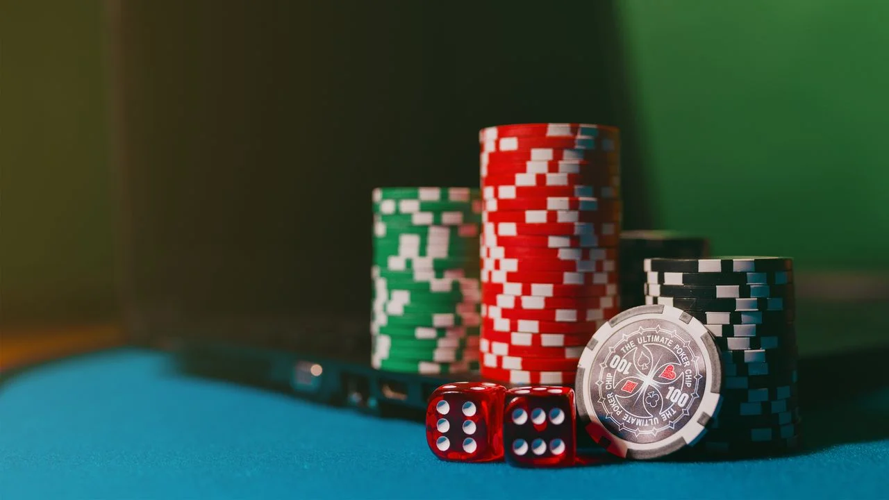 xin88 - Đối chiếu luật chơi baccarat và blackjack cơ bản